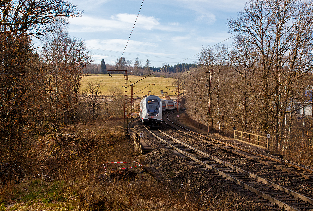 Steuerwagen voraus fährt der IC2 (Garnitur IC 4887) am 13.03.2022, als IC 2321 (Norddeich Mole - Münster  -  Siegen – Frankfurt/Main) bei Wilnsdorf Rudersdorf, mit eine sehr netten Tf, über die Dillstrecke in Richtung Frankfurt.  Gleich geht es auf den Rudersdorfer Viadukt. Schublok war die 147 563 (91 80 6147 563-1 D-DB - IC 4887).

Nochmals eine lieben Gruß an den netten freundlich grüßenden Lf zurück.
