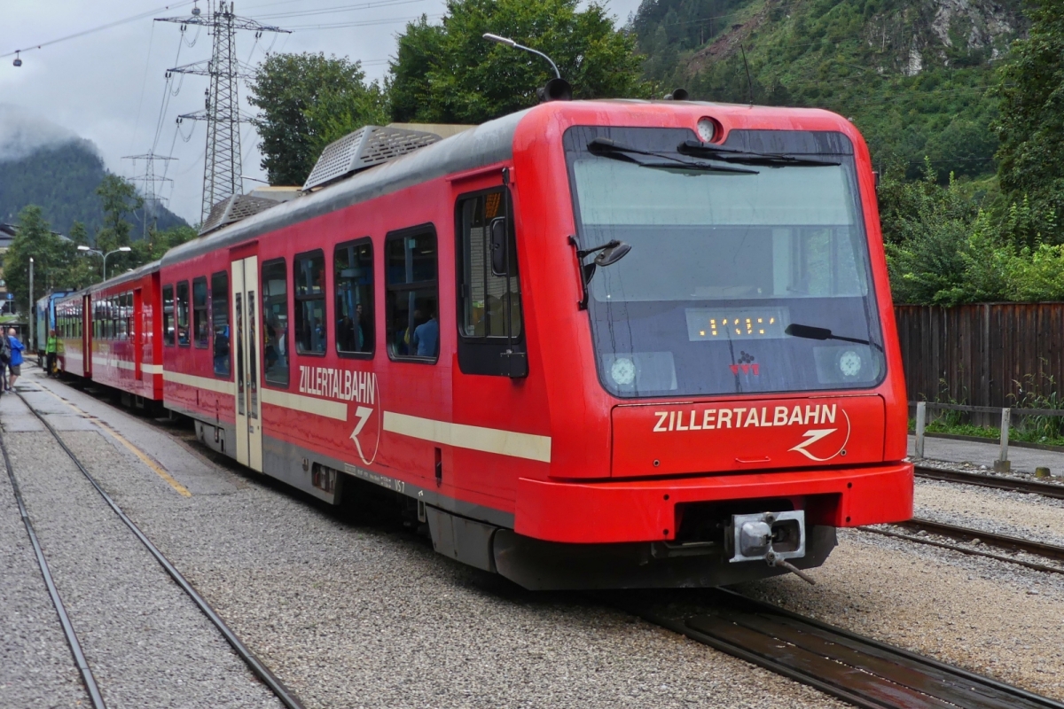 Steuerwagen VS 7, der Zillertalbahn, (seit 2010 im Betrieb), wird in Krze den Zug nach Jenbach fhren, der Zug wird  von Lok D 16 geschoben. Die Zge verkehren im halb Stunden Takt. 19.08.2024