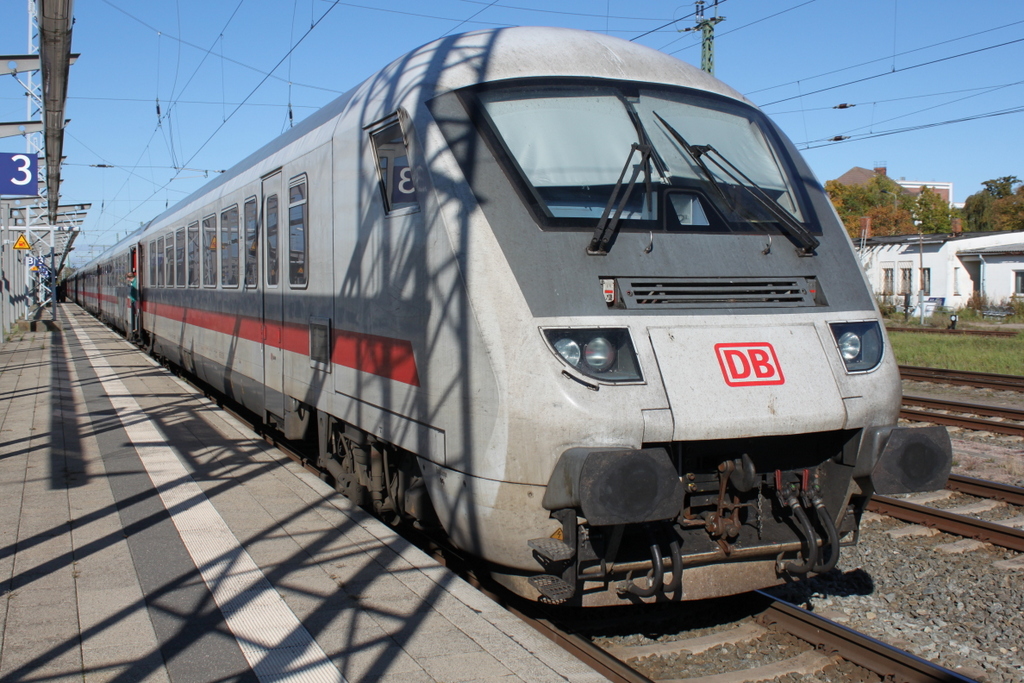 Steuerwagen(Bpmbdzf)als IC 2213(Binz-Stuttgart)kurz nach der Ankunft im Rostocker Hbf.11.10.2015