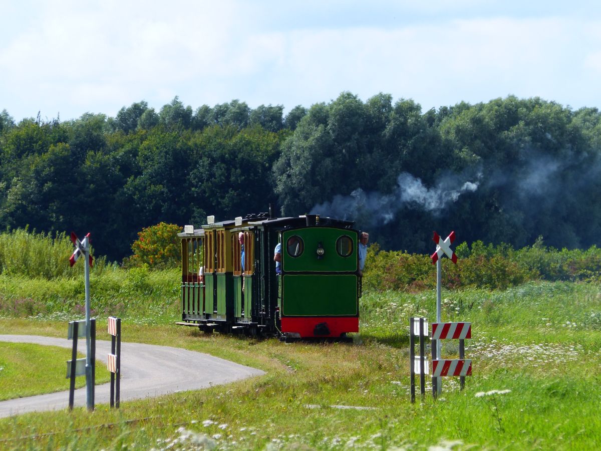  Stichting Nationaal Smalspoor  Schmalspur Dampflok 8 gebaut Henschel & Sohn Baujahr 1928. Valkenburg 23-07-2017.

Stichting Nationaal Smalspoor smalspoorstoomlocomotief nummer 8 gebouwd door Henschel & Sohn in 1928. Valkenburg 23-07-2017.