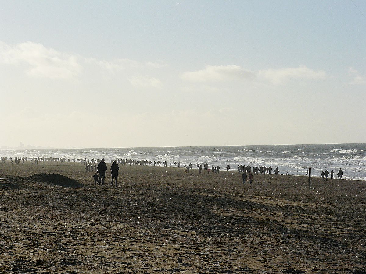 Strand Noordwijk, 29-10-2013.

Wandelaars op het strand in Noordwijk, 29-10-2013.