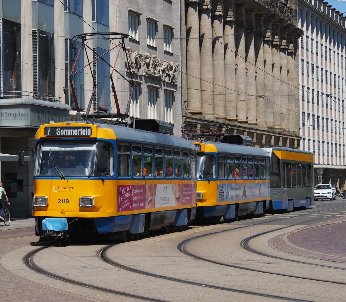 Stra�enbahn / Stadtveerkehr Leipzig; T 4 D-M1 Nr.2119 und eine weitere, sowie ein Anh�nger NB 4 von Bombardier beim Augustusplatz in Leipzig am 23.07.2019.