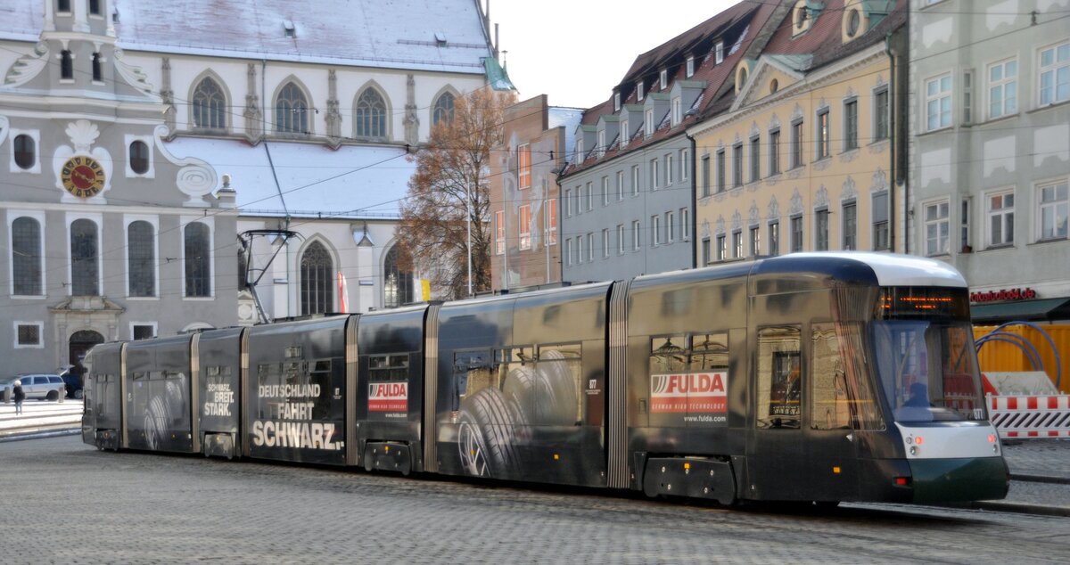 Stra�enbahn / Stadtverkehr;  Augsburg;  CF 8 CityFlex Nr.877 am Ulrichsplatz in Augsburg am 15.03.2013.