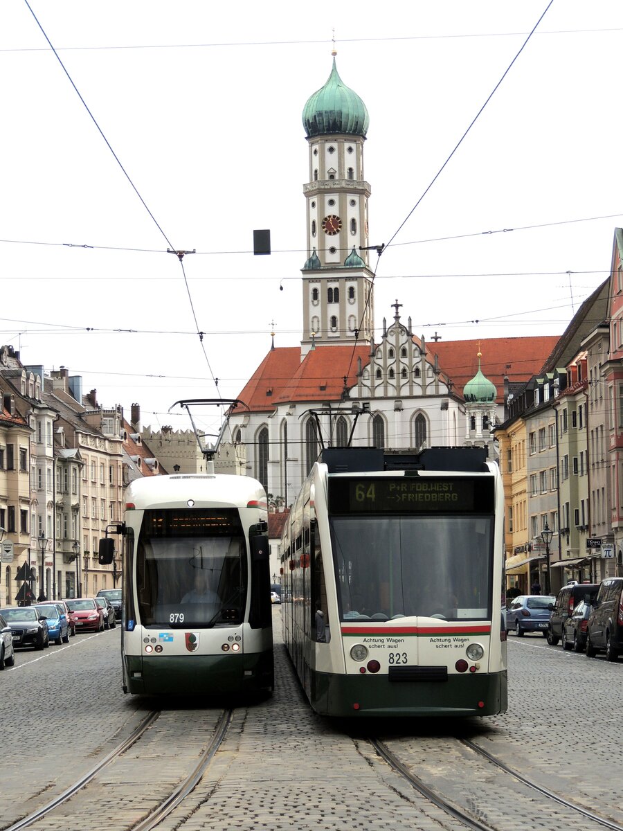 Stra�enbahn / Stadtverkehr  Augsburg;  City Flex Nr.879 und Combino Nr.823 am Ulrichsplatz in Augsburg am 23.08.2013. Aufnahme vom Herkulesbrunnen aus. Diese Aufnahmen waren nur w�hrend der Bauzeit des K�nigsplatzes m�glich.