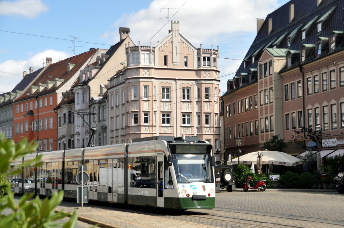 Stra�enbahn / Stadtverkehr Augsburg; Combino NF 8 Nr.822 von Siemens Baujahr 2000 am Ulrichsplatz am 25.08.2010.
