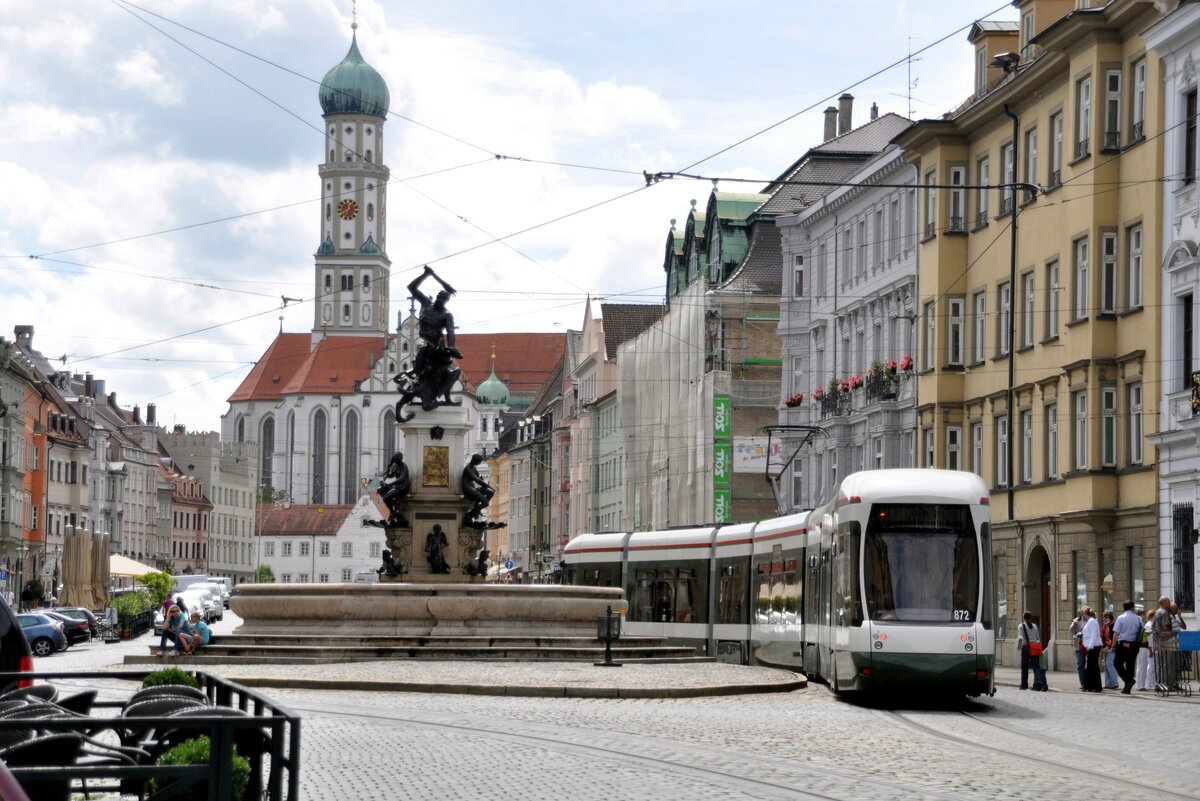 Stra�enbahn / Stadtverkehr Augsburg; w�hrend der Bauma�nahmen am K�nigsplatz wird die Stra�enbahn durch die Maximilianstra�e gef�hrt. Hier umf�hrt ein CityFlex Outlook CF 8 Nr.872 von Bombardier den Herkulesbrunnen am 25.08.2010.