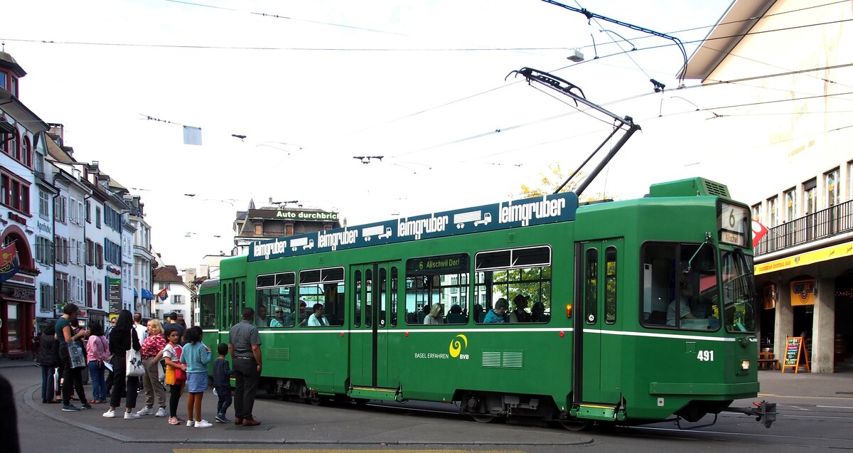 Straßenbahn / Stadtverkehr Basel; Be 4/4 Nr.491 und 477 und B 4 Nr.1495 am Barfüsserplatz in Basel am 29.09.2019.