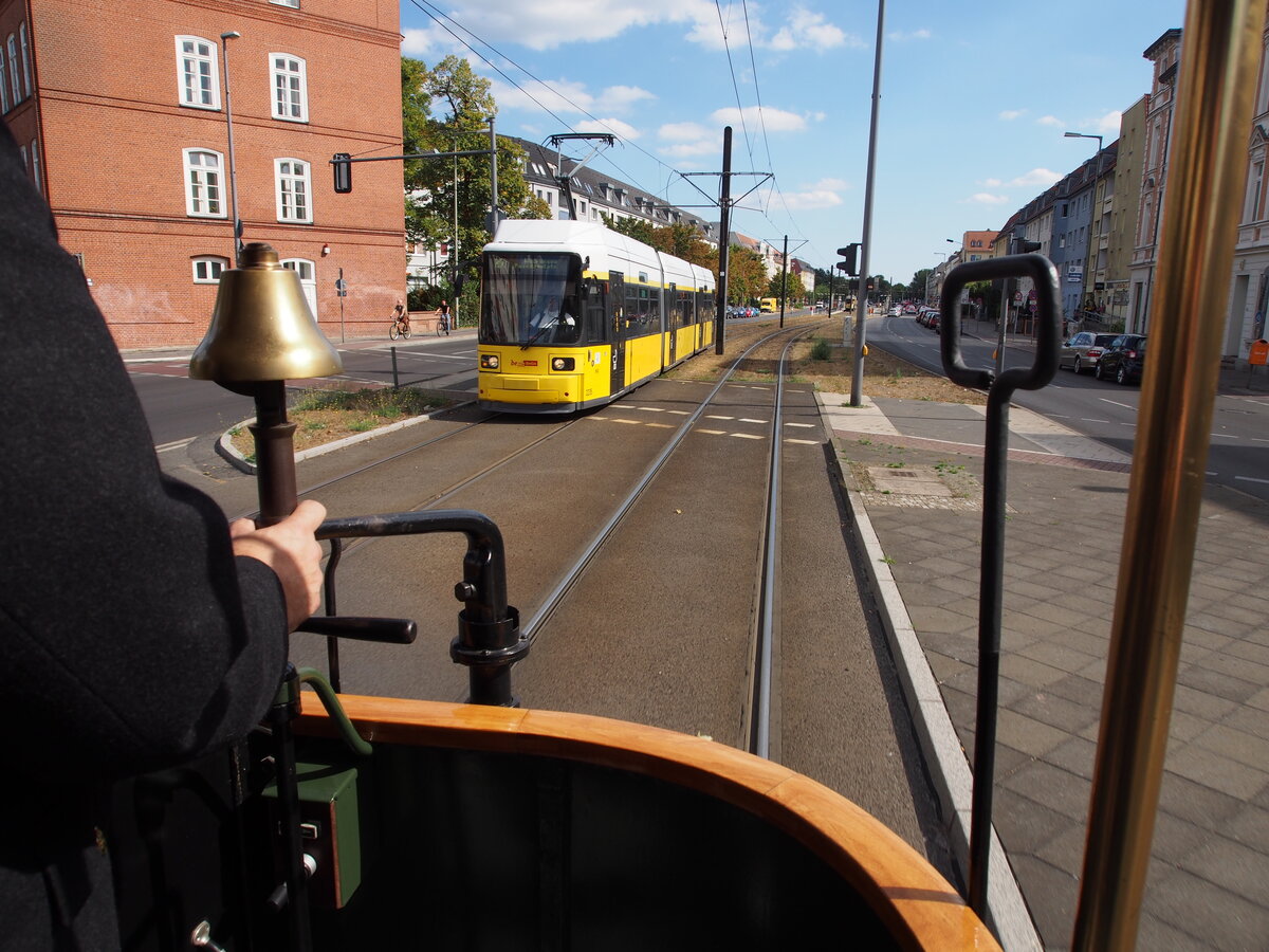 Straßenbahn / Stadtverkehr Berlin; Mitfahrt auf der Plattform des T 2 Nr.10 von Herbrand Baujahr 1903. Es kommt die GT 6 ZO Nr.2235 von Bombardier Baujahr 2001 entgegen in Köpenick Berlin am 08.09.2018.