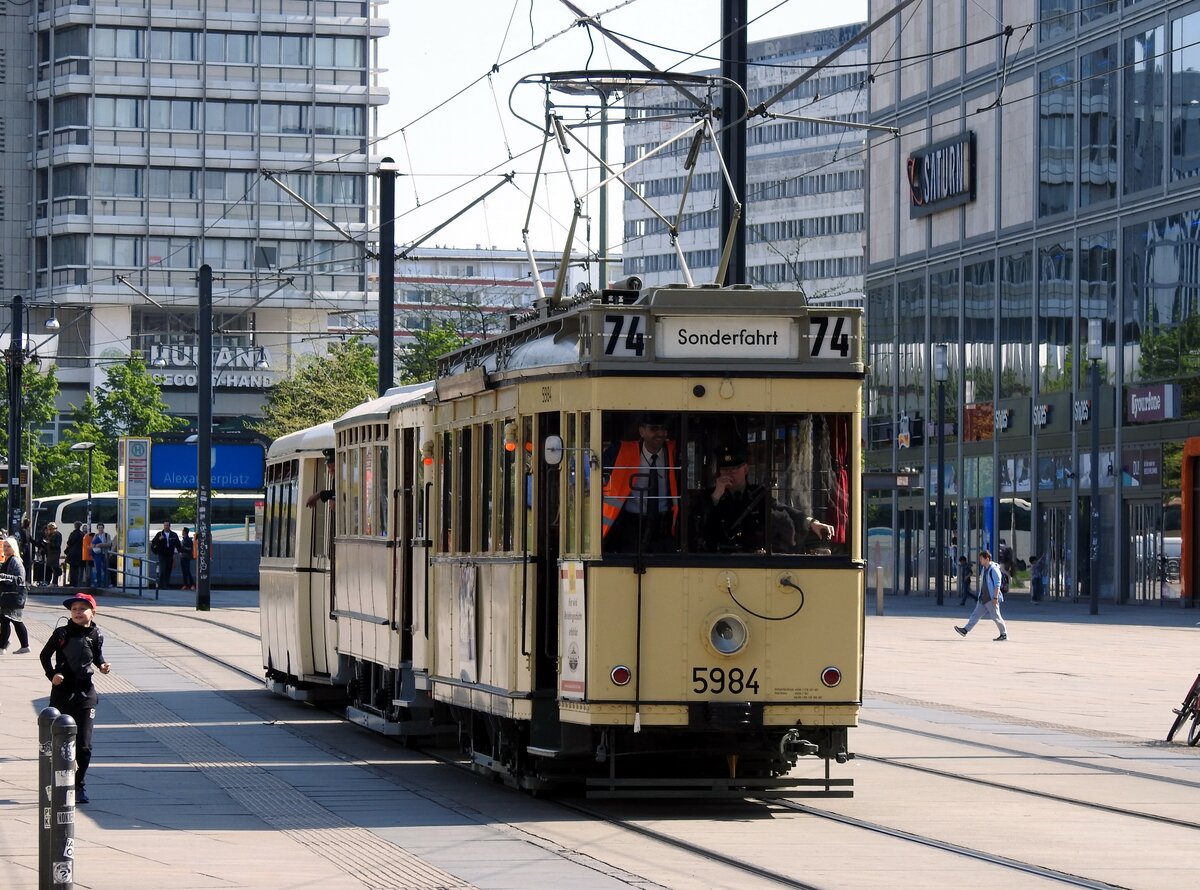 Straßenbahn / Stadtverkehr; Berlin;        T 24-49 Nr.5984 von Hawa Baujahr 1925 am Alexanderplatz in Berlin am 14.05.2017.