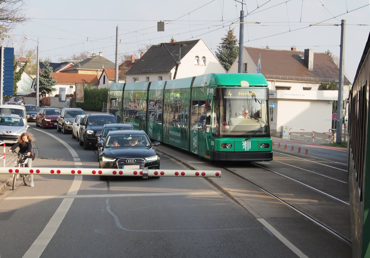 Straßenbahn / Stadtverkehr; Dresden-Radebeul;  NGT 6 DD Nr.2539 von DWA Siemens Baujahr 1984 in Radebeul Ost am 12.04.2016. Auch die Straßenbahn muß vor der Schranke dem Dampfzug die Vorfahrt lassen.