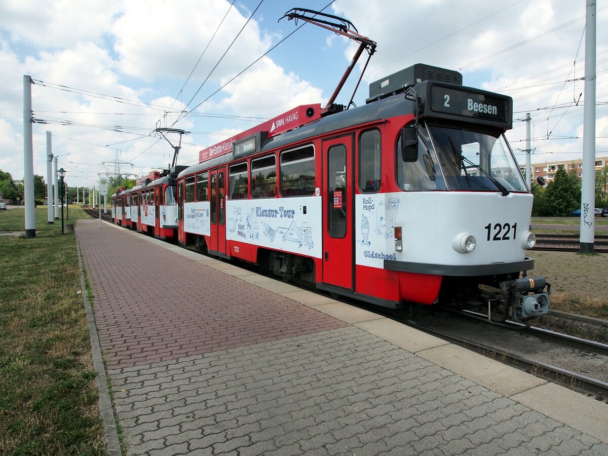 Stra�enbahn / Stadtverkehr; Halle;  Tatra T 4 DC 2x und B4DC 1221; von CKD/MGB in der Endhaltestelle Beesen in Halle am 30.06.2015.