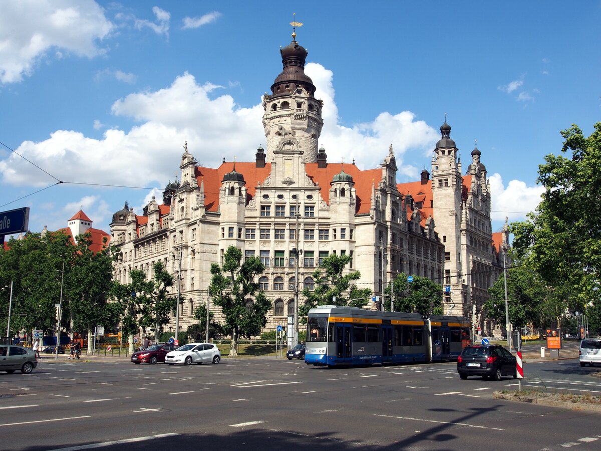 Straßenbahn / Stadtverkehr; Leipzig;     NGT W 6 Nr.1307 Leoliner von LFB Baujahr 2006 in Leipzig vor dem Neuen Rathaus am 21.07.2019.