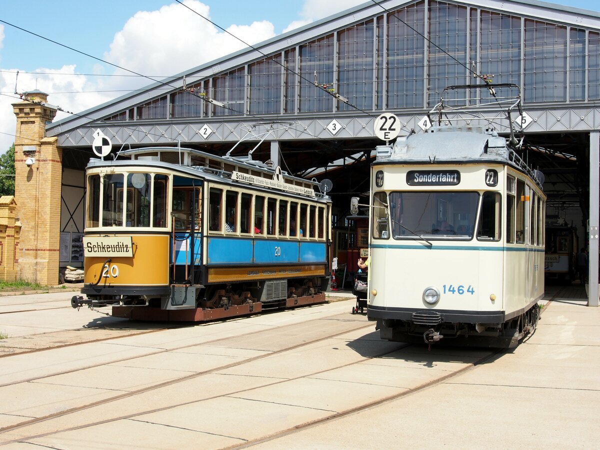 Stra�enbahn / Stadtverkehr Leipzig T 2 Nr.1454 von Dessau 1925 und T 4 Nr.20  Maximumwagen von Nordwaggon Baujahr 1909 im Tram-Museum Leipzig, bereit f�r Fahrten durch Leipzig am 21.07.2019.