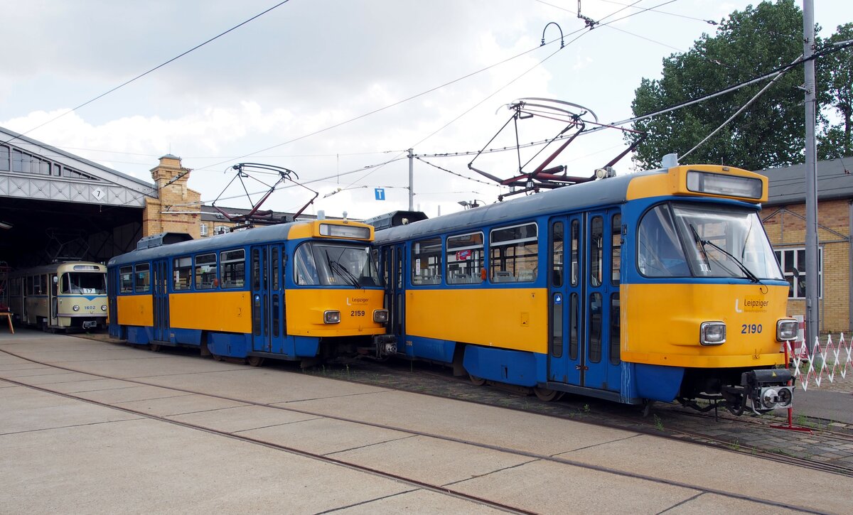 Stra�enbahn / Stadtverkehr Leipzig; T 4 D-M1 Nr.2157 und 2190 von CKD Tatra Bajahr 1986 stehen im Betriebshof des Tram-Museums in Leipzig f�r die Abgabe nach Dnipro bereit; im Hintergrund das Museumsfahrzeug T 4 D Nr.1602 von CKD Tatra Baujahr 1968, Leipzig 21.07.2019.
