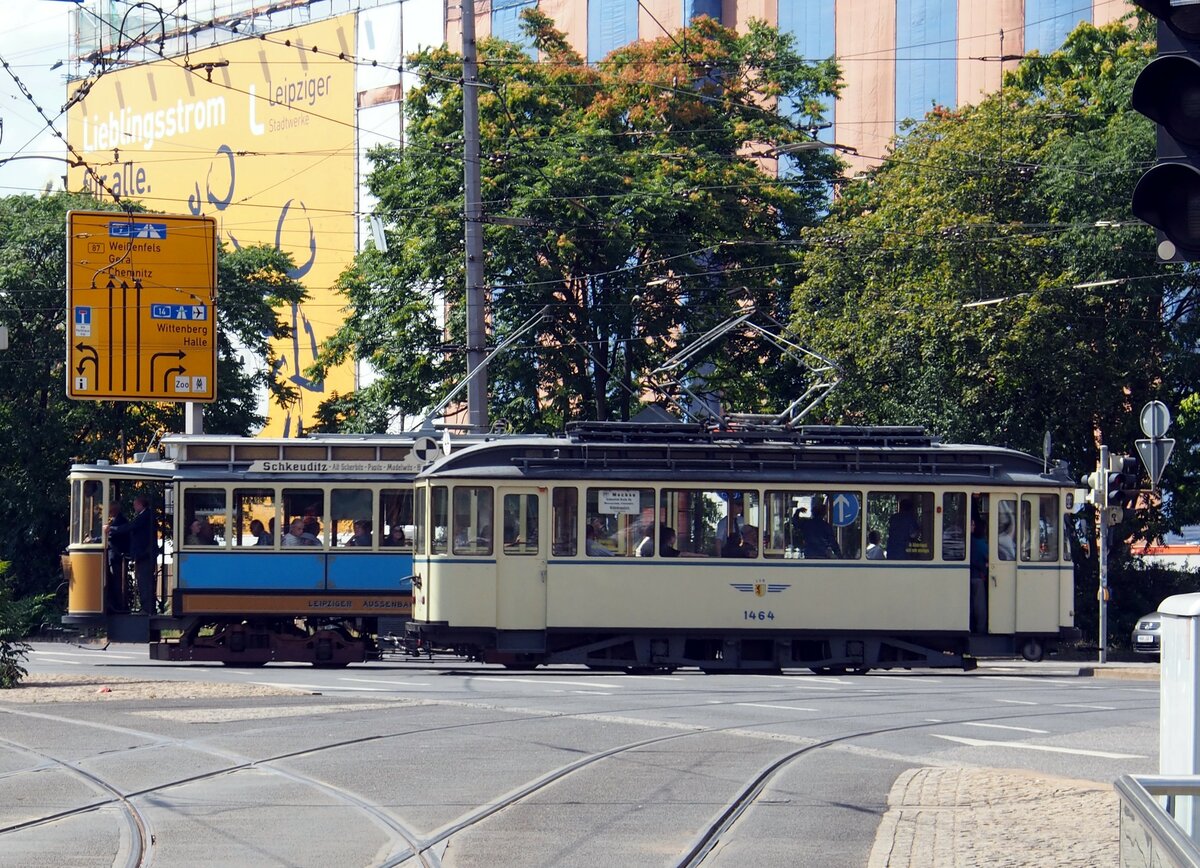 Straßenbahn / Stadtverkehr; Leipzig;    T 2 Nr.1464 von Dessau Baujahr 1925 und T 4 Nr.20 Maximumwagen von Nordwaggon Baujahr 1909 an der Hst Hbf Leipzig am 21.07.2019.