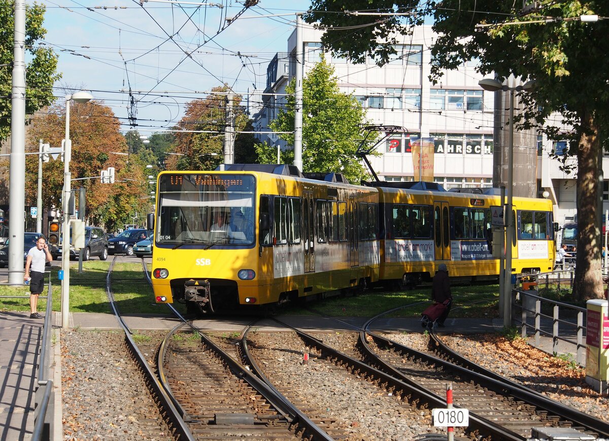 Straßenbahn / Stadtverkehr; Stadtbahn Stuttgart;   DT 8-S Nr.4023 und 4024 von Düwag Baujahr 1988 am Wilhelmsplatz in Bad Cannstadt am 09.10.2017.