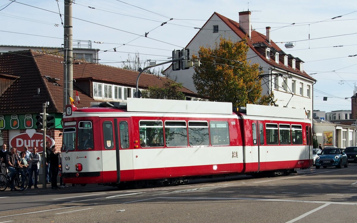 Stra�enbahn / Stadtverkehr Stuttgart und Freiburg; Jubil�um 60 Jahre GT 4 der Maschinenfabrik Esslingen in Stuttgart am 27.10.2019. Zu den Feiern war der GT 4 Nr.109 erbaut von der Maschinenfabrik Esslingen im Jahre 1962 und im Bestand der historischen Fahrzeuge Freiburg f�r die Teilnahme am Fahrzeugkorso nach Stuttgart gebracht worden. Er befindet sich hier bei der Einfahrt in den historischen Betriebshof bei Bad Cannstatt.