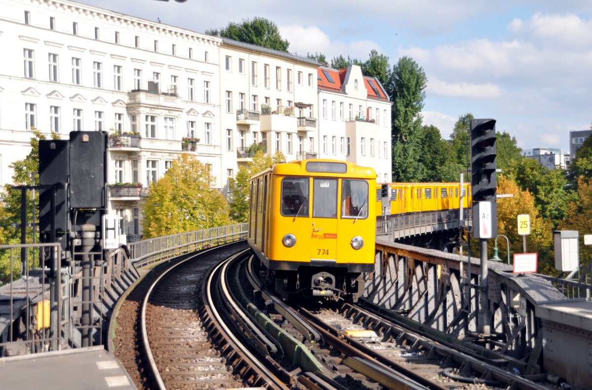 Straßenbahn / Stadtverkehr; U-Bahn Berlin;  A 3 L 71 Nr.774/775 von O&K Baujahr 1972; verschrottet 2021 auf Linie U 1 Schlesisches Tor am 30.09.2013.