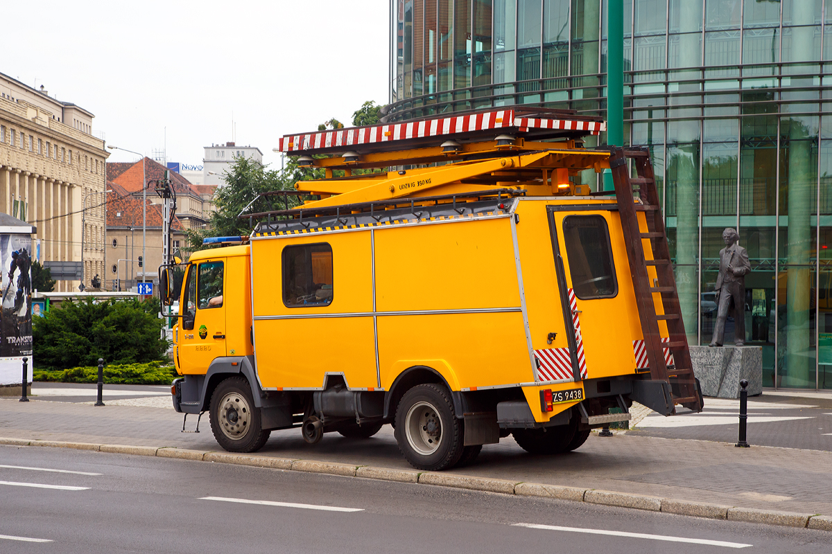 
Straßenbahn Posen / Miejskie Przedsiębiorstwo Komunikacyjne w Poznaniu Sp. z o.o. (MPK Poznań Sp. z o.o.): 
Der MPK 2220 ein Zweiwege-Oberleitungsmontagefahrzeuge mit Hubarbeitsbühne auf Basis eines Star 200, ein Typ des polnischen Nutzfahrzeughersteller Star Trucks (heute zu MAN) am 24.06.2017 in Posen.