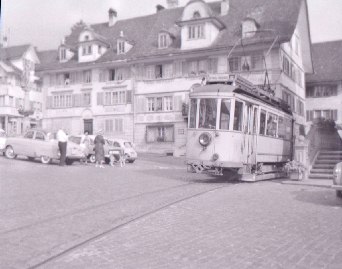 Strassenbahn Schwyz-Brunnen in Schwyz im Herbst 1963, Wagen 1. 