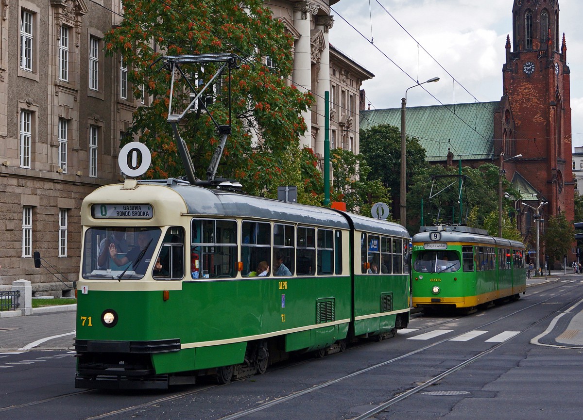 STRASSENBAHNBETRIEBE IN POLEN
Historische Strassenbahnen POSEN
Motorwagen 71 der Linie 0 (Museumslinie) und der Motorwagen 695 (ex Düsseldorf) der Linie 9 aufgenommen am 17. August 2014.  
Foto: Walter Ruetsch