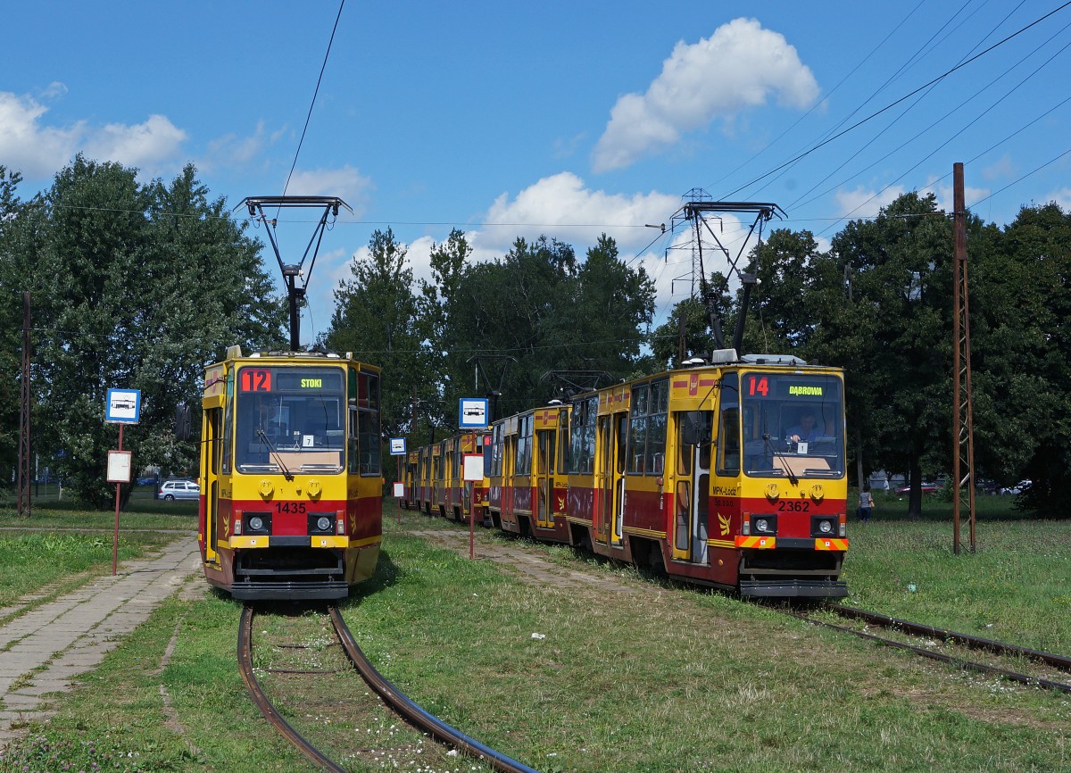 STRASSENBAHNBETRIEBE IN POLEN
Strassenbahn LODZ 
Trotz der Inbetriebnahme von neuen Niederflurgelenkwagen bilden auch heute noch immer die alten polnischen Triebwagen aus dem Hause Konstal das Rckgrat der meisten Strassenbahnbetriebe. 
Zusammentreffen von Tramzgen des Typs Konstal 805Na auf der Endhaltestelle der Linien 8, 12 und 14 am 20. August 2014.  
Foto: Walter Ruetsch