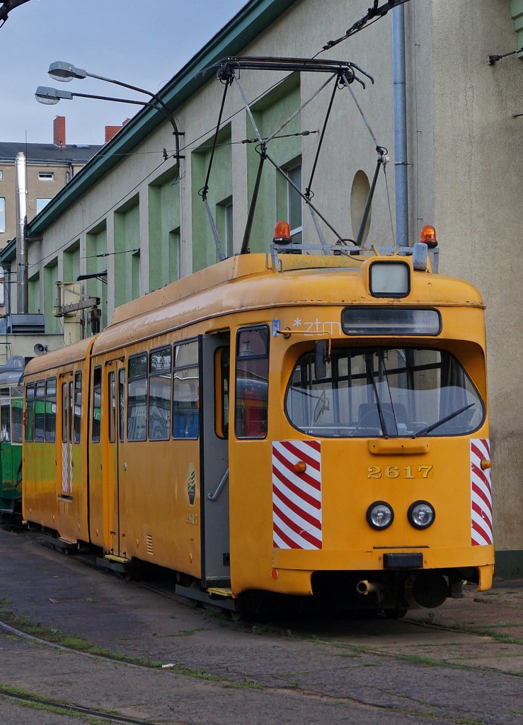 STRASSENBAHNBETRIEBE IN POLEN
Strassenbahn POSEN
Auf dem Strassenbahnnetz sind auch Gebrauchtwagen aus Düsseldorf und Frankfurt am Main zu sehen. Am 16. August 2014 konnte der Dienstwagen 2617 ex Frankfurt am Main (1963) fotografiert werden. Seit ca. 2000 gehört er zum Bestand der Städtischen Verkehrsbetriebe Posen. Durch den Umbau zum Diensttriebwagen wurde aus dem GT8 eine GT6.  
Foto: Walter Ruetsch