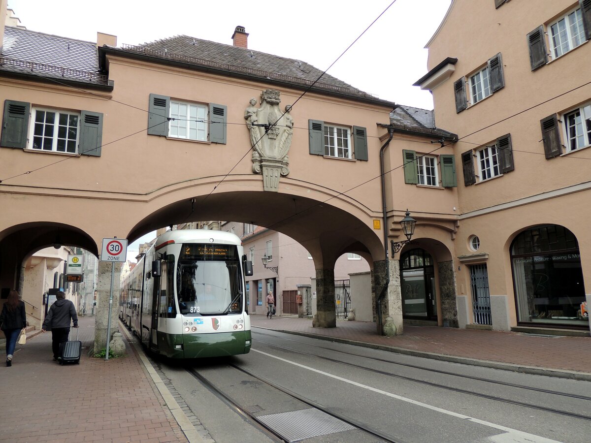 Stra�enbahn/Stadtverkehr Augsburg der CityFlex Nr.873 CF 8 von Bombardier Baujahr 2009 f�hrt durch das Fischertor in Augsburg am 23.08.2013.