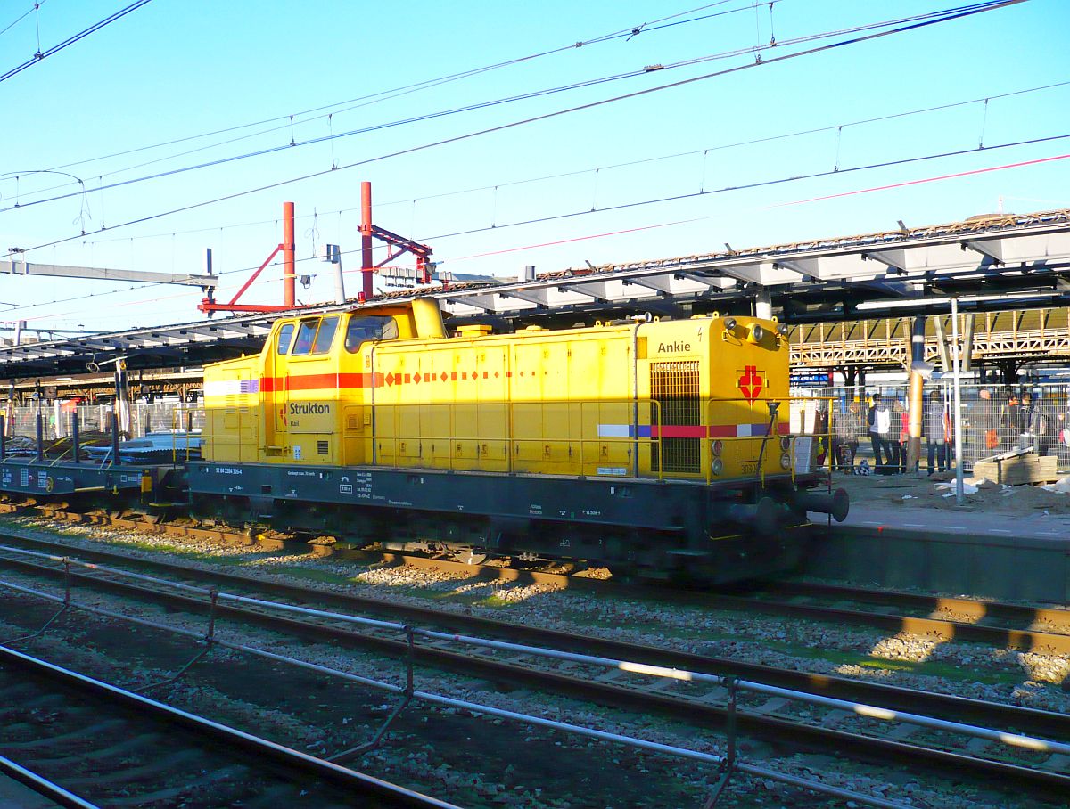 Strukton Diesellok  Ankie  mit Nummer 92 84 2284 305-4 auf Gleis 12 Utrecht Centraal Station 08-02-2011.

Strukton diesellocomotief  Ankie  met nummer 92 84 2284 305-4 op spoor 12 Utrecht Centraal Station 08-02-2011.