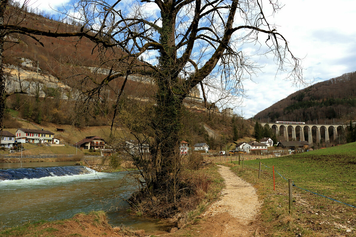 St.Ursanne, Blick hinauf zum Bahnhof und zum Viadukt. 18.Februar 2022 