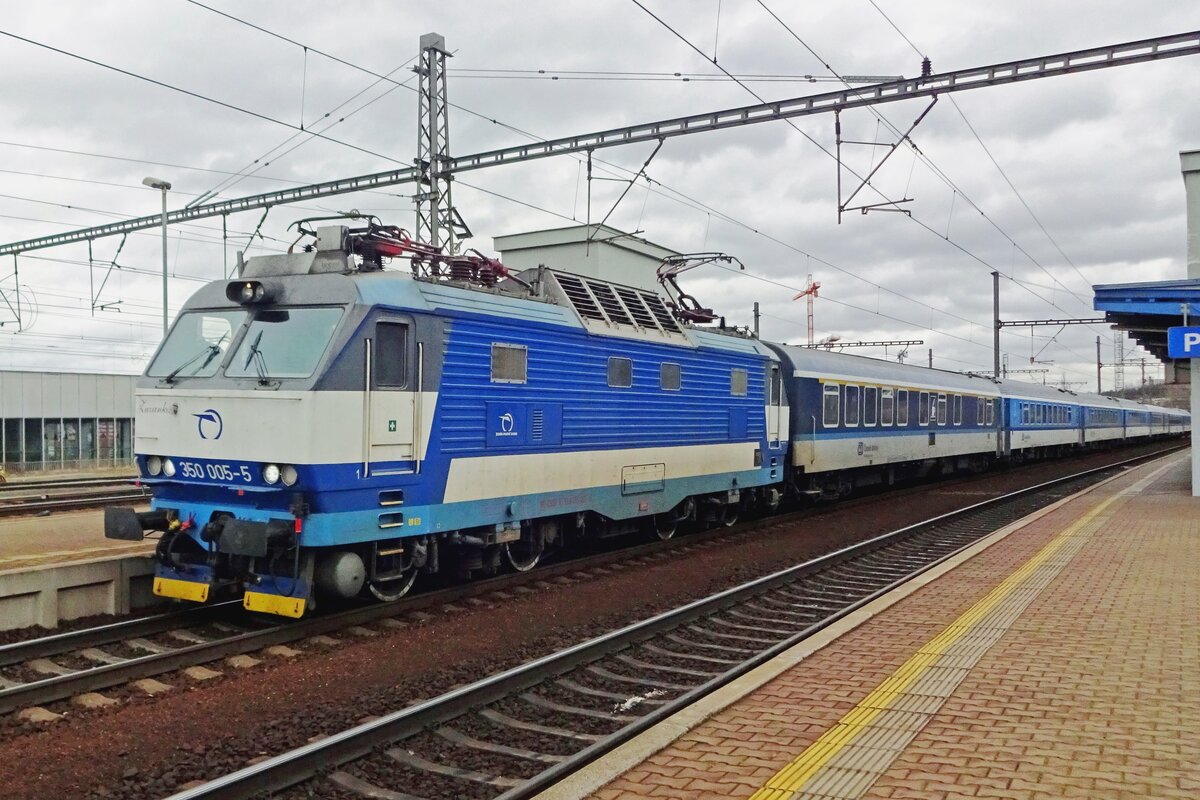 Suzanky 350 005 treft am 23 Februar 2020 in Praha-Liben ein. Dieser Lok ist leider 2022 ausgeschieden. Ein vergleich mit der DB (West) Baureihe 181.2 kündet sich an: es ist überraschend, wie viele Farbvarianten innerhalb ein kleine Baureihe möglich sind (beide Reihe von 20 Stück und vier oder Mehr Farbvarianten -Werbungen nicht mitgezahlt). 