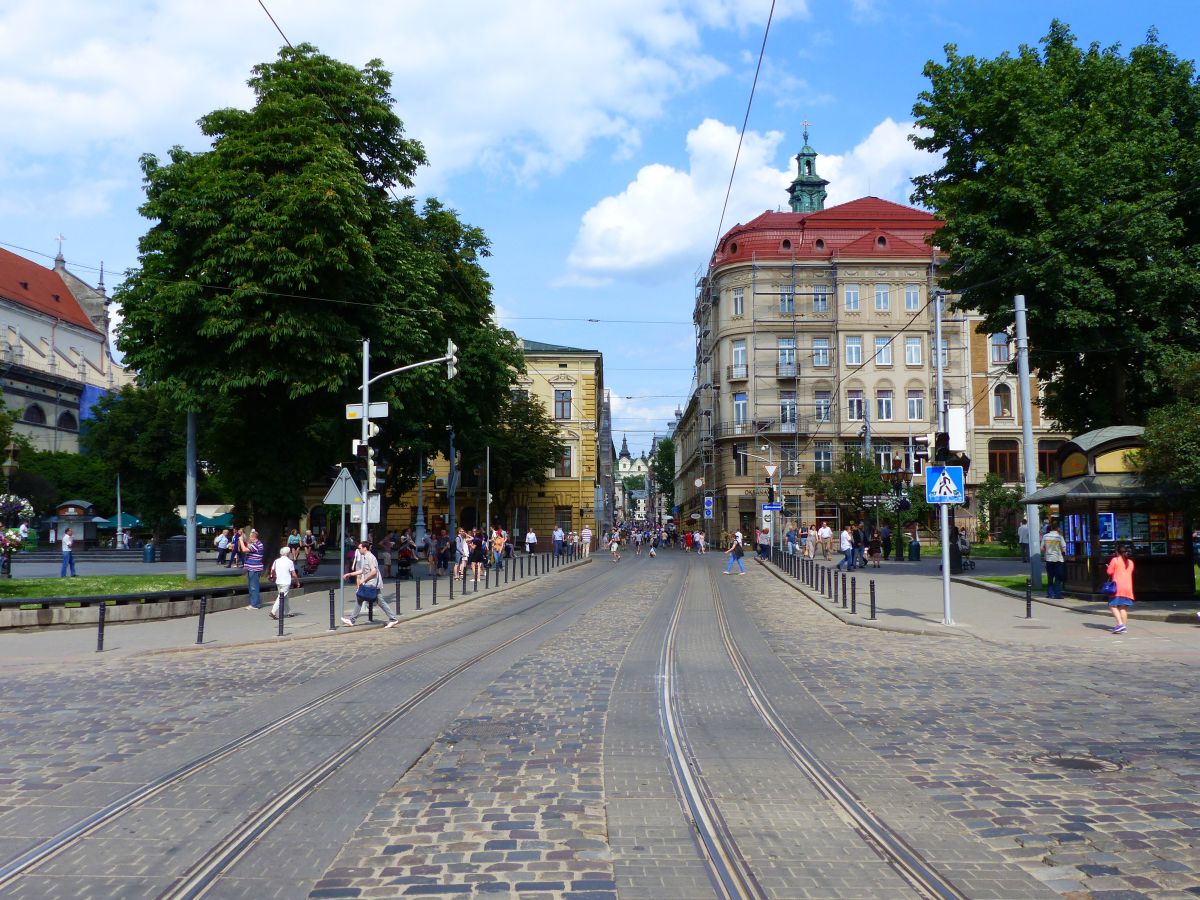 Svobody Allee, Lviv 04-06-2017.

Prospekt Svobody, Lviv 04-06-2017.