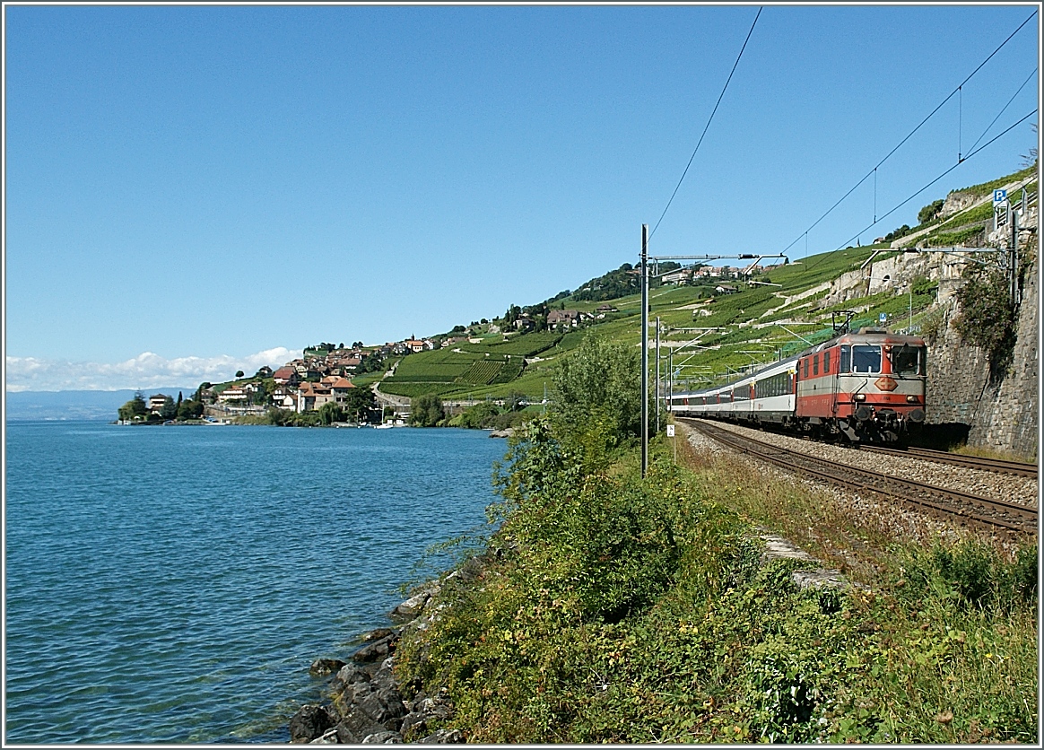 Swiss Express Re 4/4 II mit ihrem IR bei St-Saphorin.
9. Sept. 2013