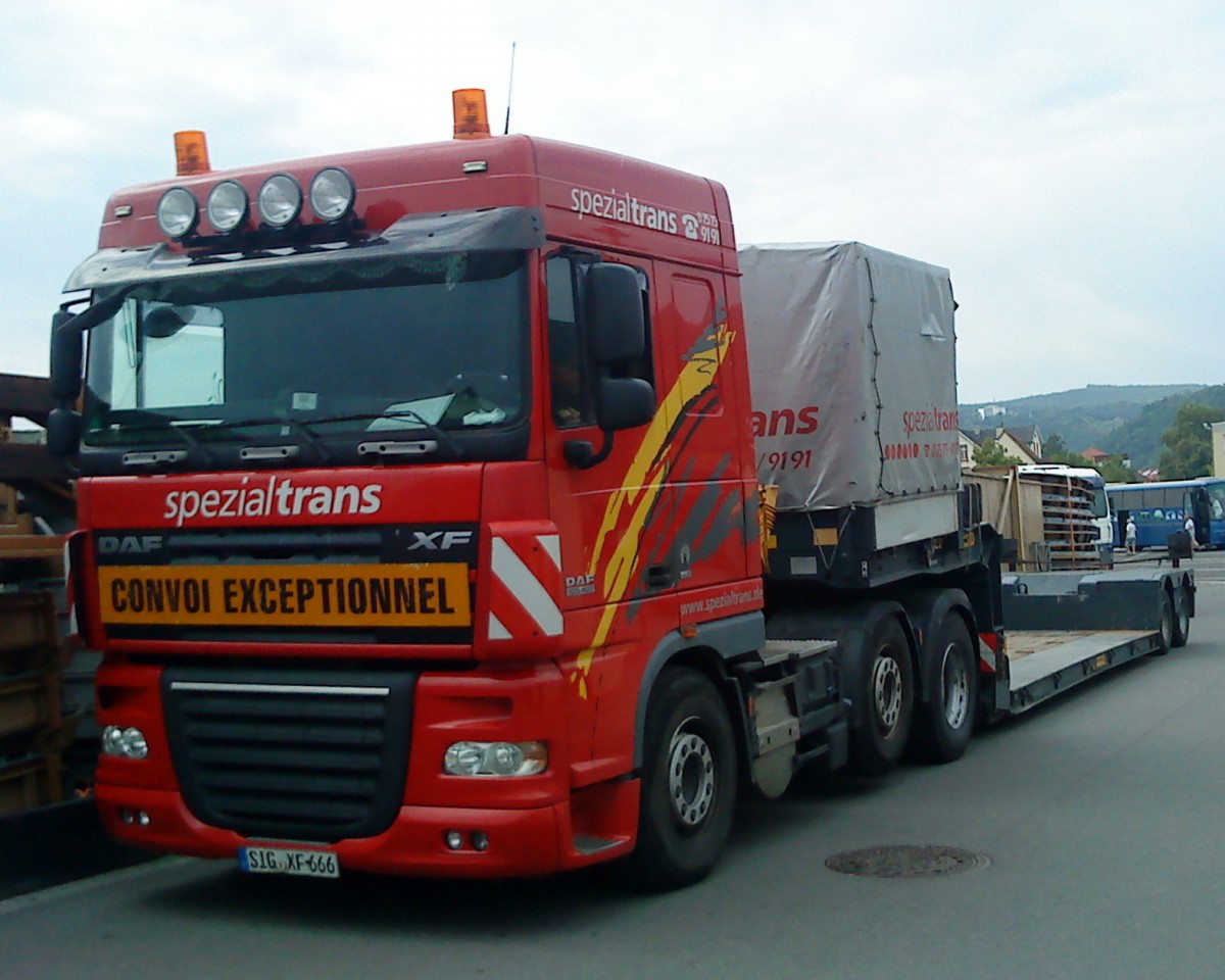 SZM DAF XF mit Tieflader der Firma Spezialtrans auf dem Wurstmarktgel�nde in Bad D�rkheim am 02.09.2013