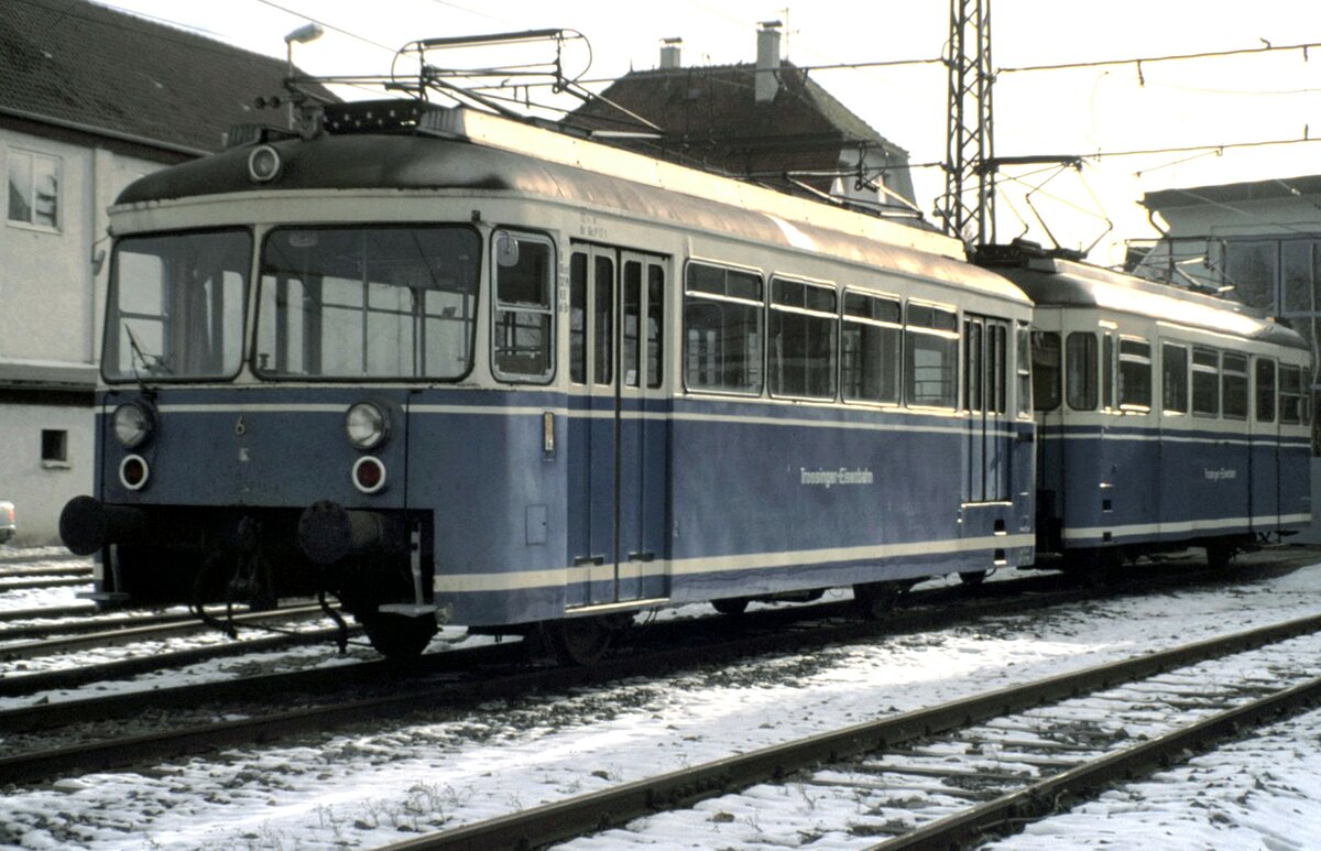 T 5 Baujahr 1956 von MF Esslingen/SSW Fabrik Nr.24 836, L�P 12,30m und T 6 Baujahr 1968 von Rastatt Fabrik Nr. 21/3 L�P 12,54m beim Jubil�um 100 Jahre Trossinger Eisenbahn in Trossingen Stadt am 13.12.1998.