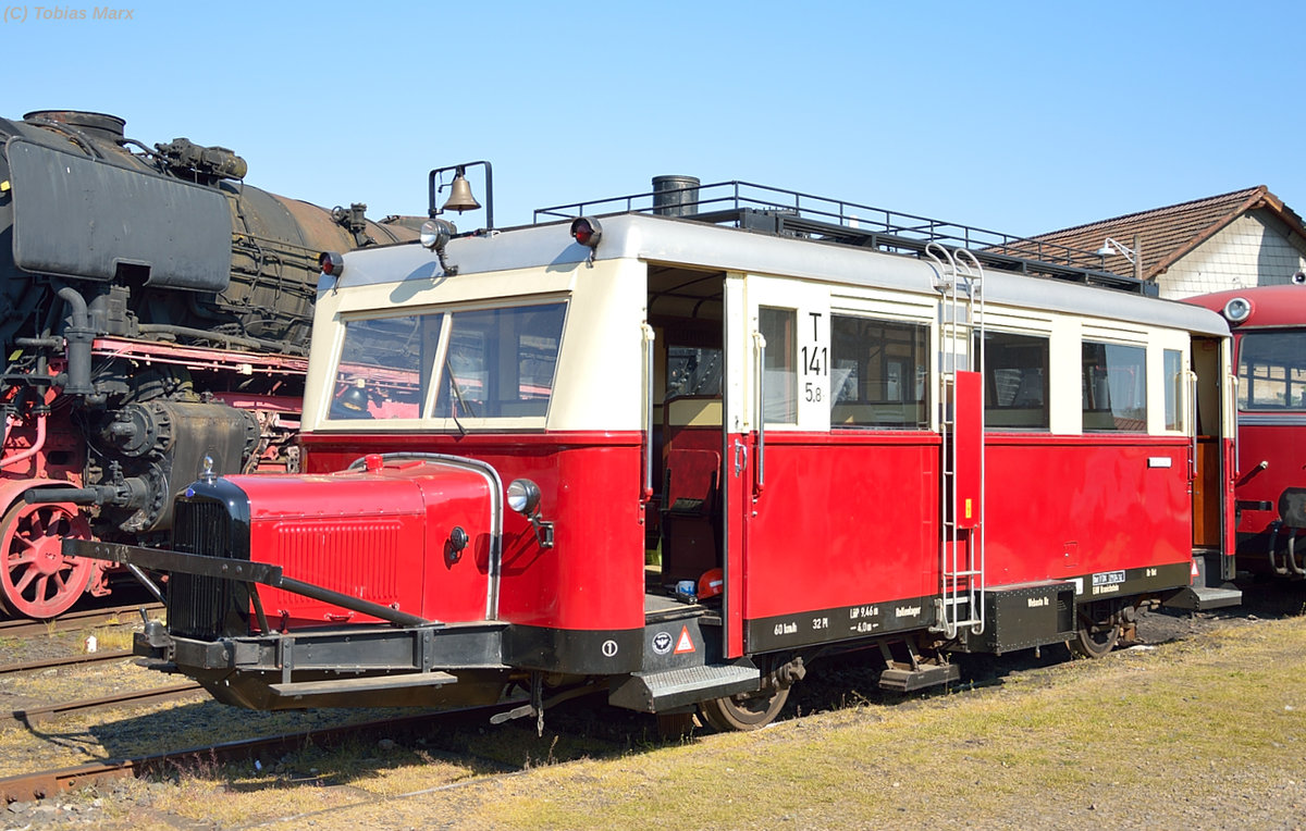 T141 (Wismarer Schienenbus) am morgen des 07.05.2016 in Darmstadt-Kranichstein.