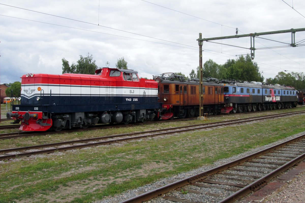 T43 235 rangiert mit ein Musaeumlokzug i ns EM G�vle am 12 September 2017. Leider ist dieses bestes Eisenbahnmuseum Schwedens bis Ende 2019 geschlossen.