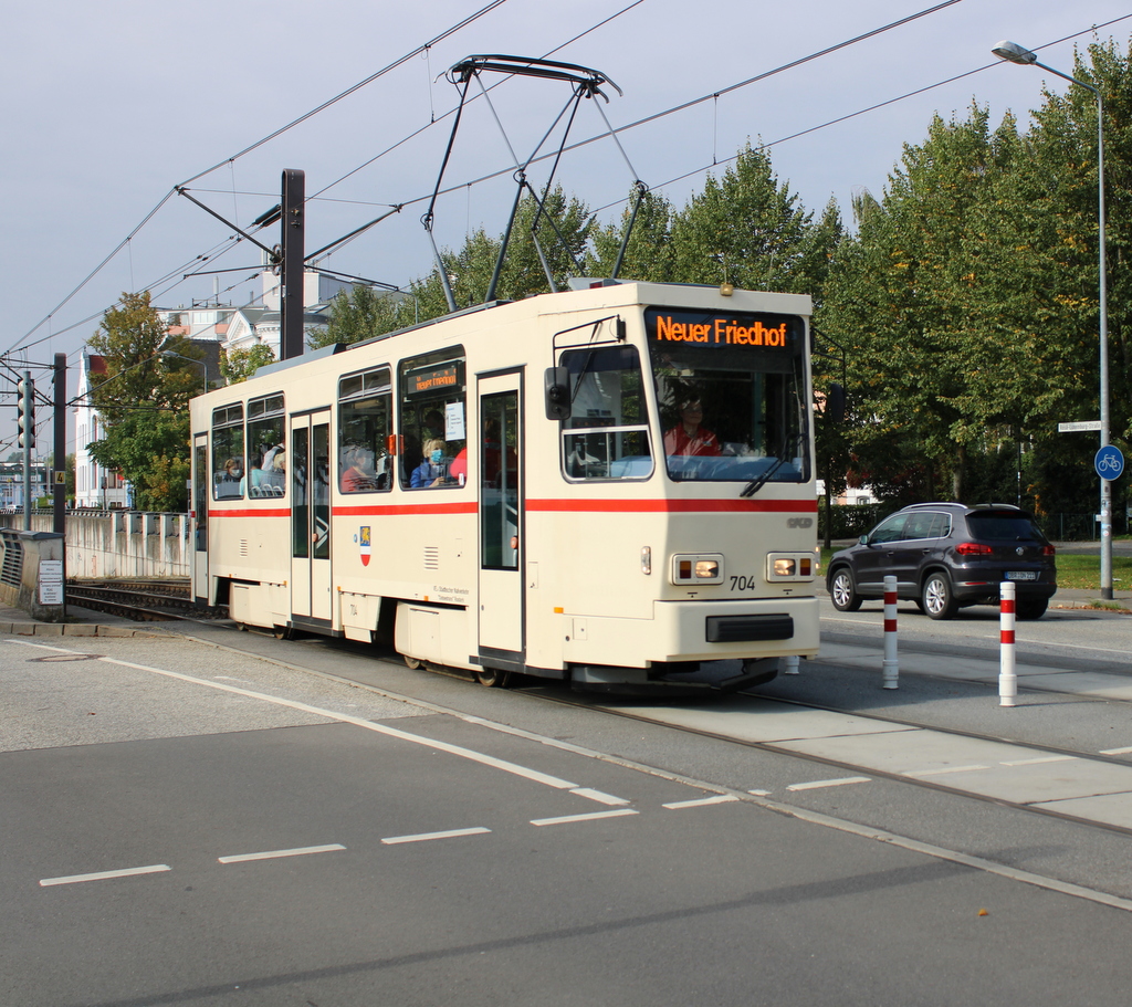 T6A2(704)von CKD Praha-Smichov Am Vormittag des 26.09.2021 in Höhe Rostock Rosa-Luxemburg Str.