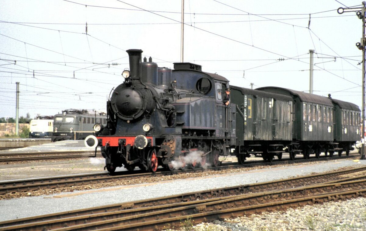 TAG 7 der Tegernseebahn bei der Jubiläumsparade 150 Jahre Deutsche Eisenbahn in Nürnberg am 14.09.1985. Programm-Nummer 2.9 Bayerischer Privatbahnzug TAG 7 (ex 98 1803) mit Wagen 14 (PwPost L.), 21 und 23, beide AB 3, komplette Garnitur der Tegernseebahn.
