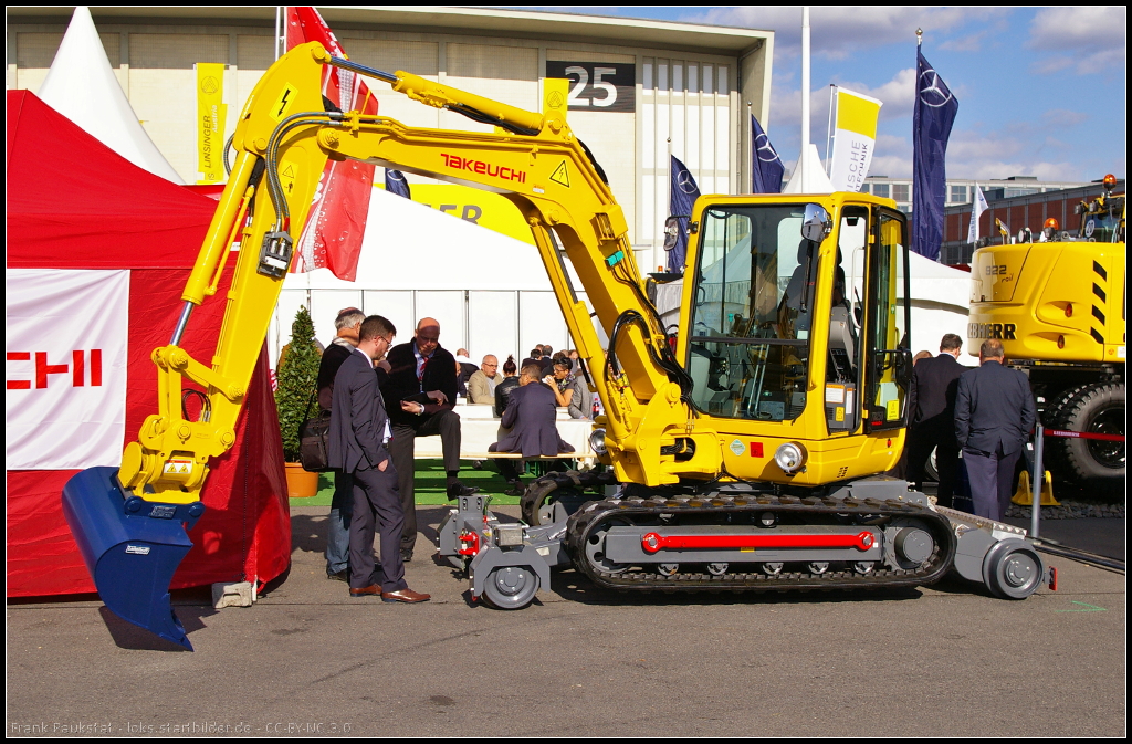 Takeuchi TB250 Two-Way Hydraulic Excavator.

Bereits als Raupenfahrzeug bewährt, wurde der TB250 auf der InnoTrans 2014 in Berlin auch als Zweiwege-Version vorgestellt.

Herstellerseite (english): http://www.takeuchi-us.com/www/docs/119/tb250-excavator
