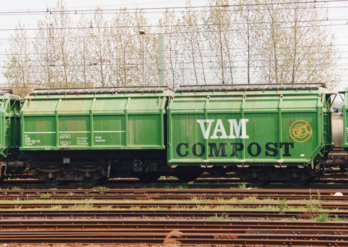 Takkls VAM Compost wagen mit Nummer 84 NS 566 9 106-4 Zwolle Rangierbahnhof, Niederlande 06-05-1995. Scan und Bild: Hans van der Sluis.

Takkls vierassige VAM Compost wagen met nummer 84 NS 566 9 106-4 Zwolle Rangeer zaterdag 06-05-1995. Scan en foto: Hans van der Sluis.