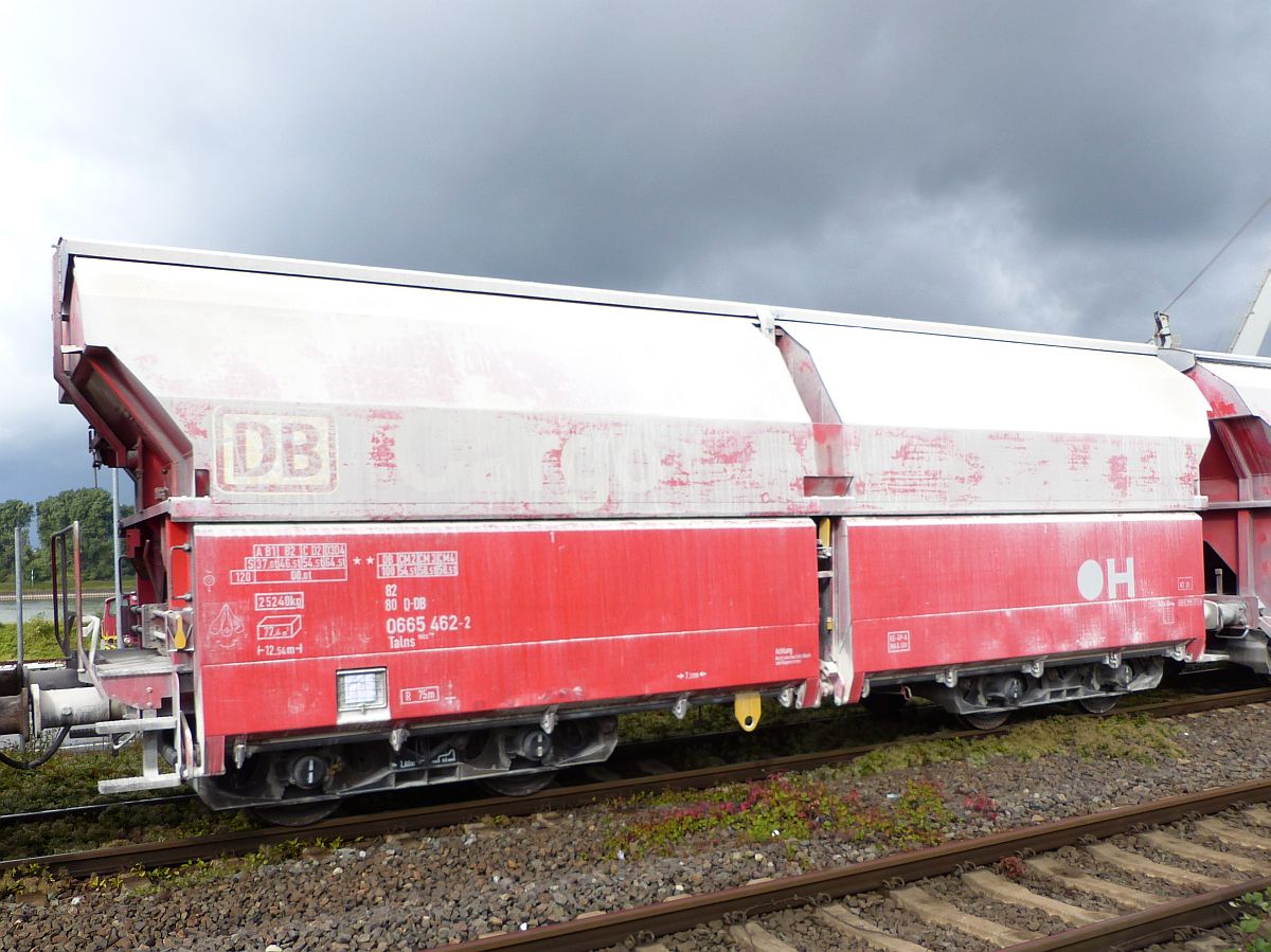 Talns Drehgestell-Selbstentladewagen mit Schwenkdach Baujahr 1995 mit Nummer 82 80 D-DB 0665 462-2 Dachsstrasse, Angerhausen-Wannheim Duisburg, 14-09-2017.

Talns zelflosser met afsluitbaar dak voor het vervoer van gips met nummer 82 80 D-DB 0665 462-2 Dachsstrasse, Angerhausen-Wannheim Duisburg, 14-09-2017.


 	