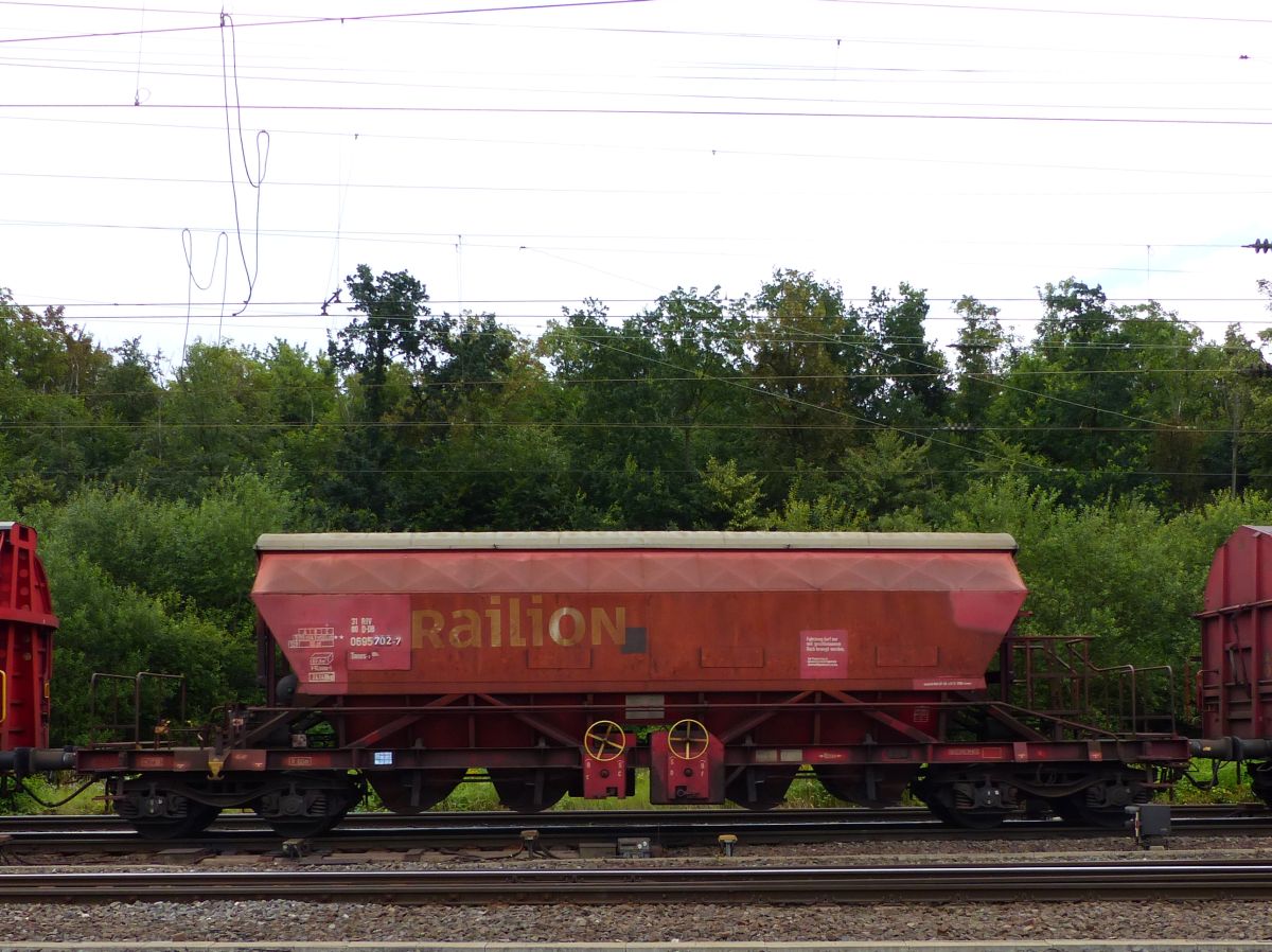 Taoos-z 894.2 Gedeckter Schttgutwagen mit schlagartiger Schwerkraft-Mittenentladung  mit Nummer 31 RIV 80 D-DB 0695 702-7 Rangierbahnhof Gremberg, Porzer Ringstrae, Kln 08-07-2016.

Taoos-z 894.2 silowagen met afsluitbaar dak met nummer 31 RIV 80 D-DB 0695 702-7 rangeerstation Gremberg, Porzer Ringstrae, Keulen 08-07-2016.