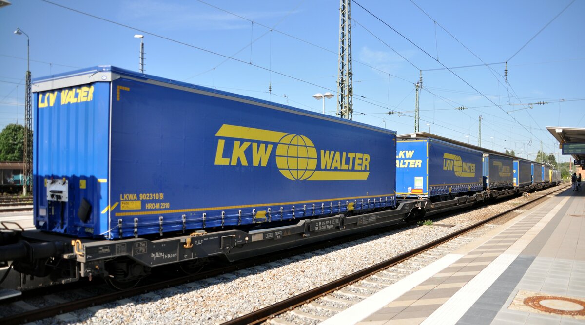 Taschenwagen 33 85 4956 917-0 TEN-CH-CEMAT Sdggmrss beladen mit zwei Walther Sattelaufliegern in Rosenheim am 12.08.2022.