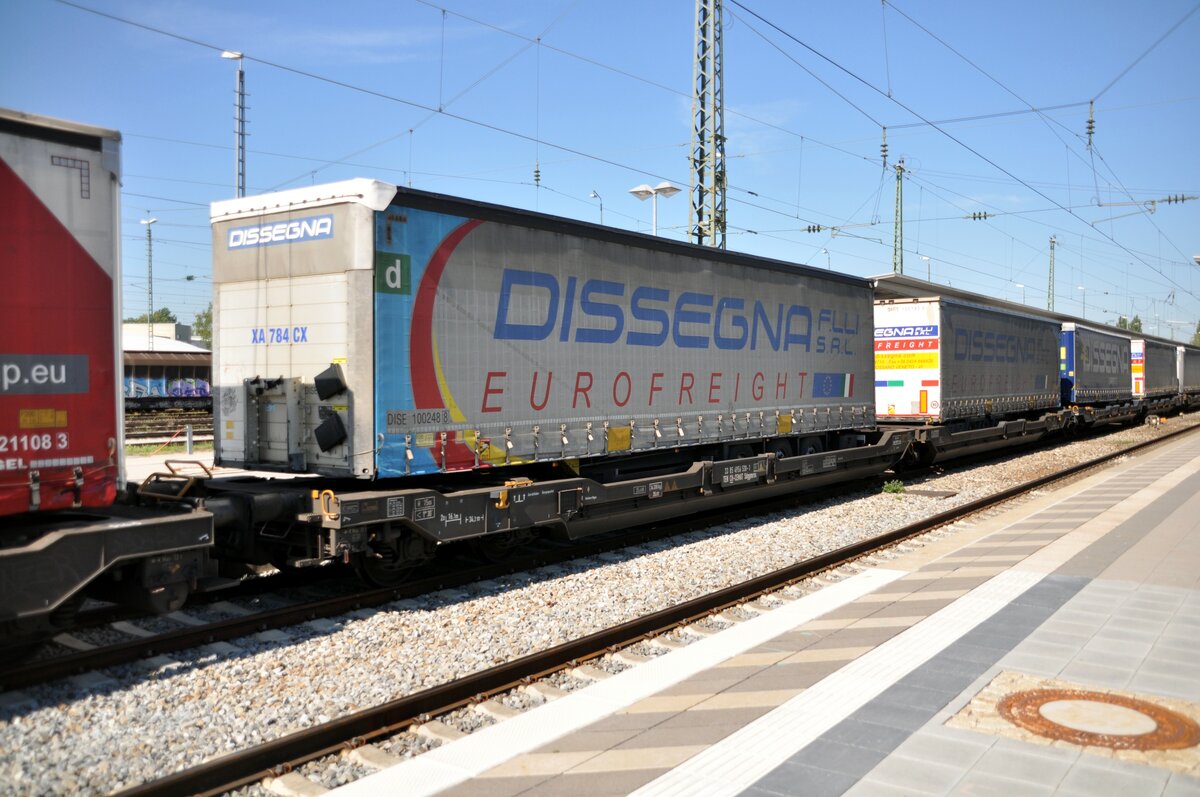 Taschenwagen 3385 4956 530-1 TEN CH-CEMAT Sdggmrss beladen mit 2 Sattelaufliegern Dissegna Eurofreight in Rosenheim am 12.08.2022.