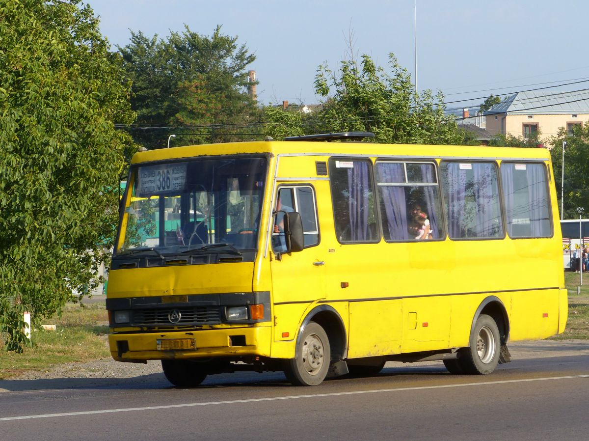 TATA Etalon A079 Bus Zhovkivska Strasse, Lviv, Ukraine 04-09-2016.

TATA Etalon A079 bus Zhovkivska straat, Lviv, Oekrane 04-09-2016.