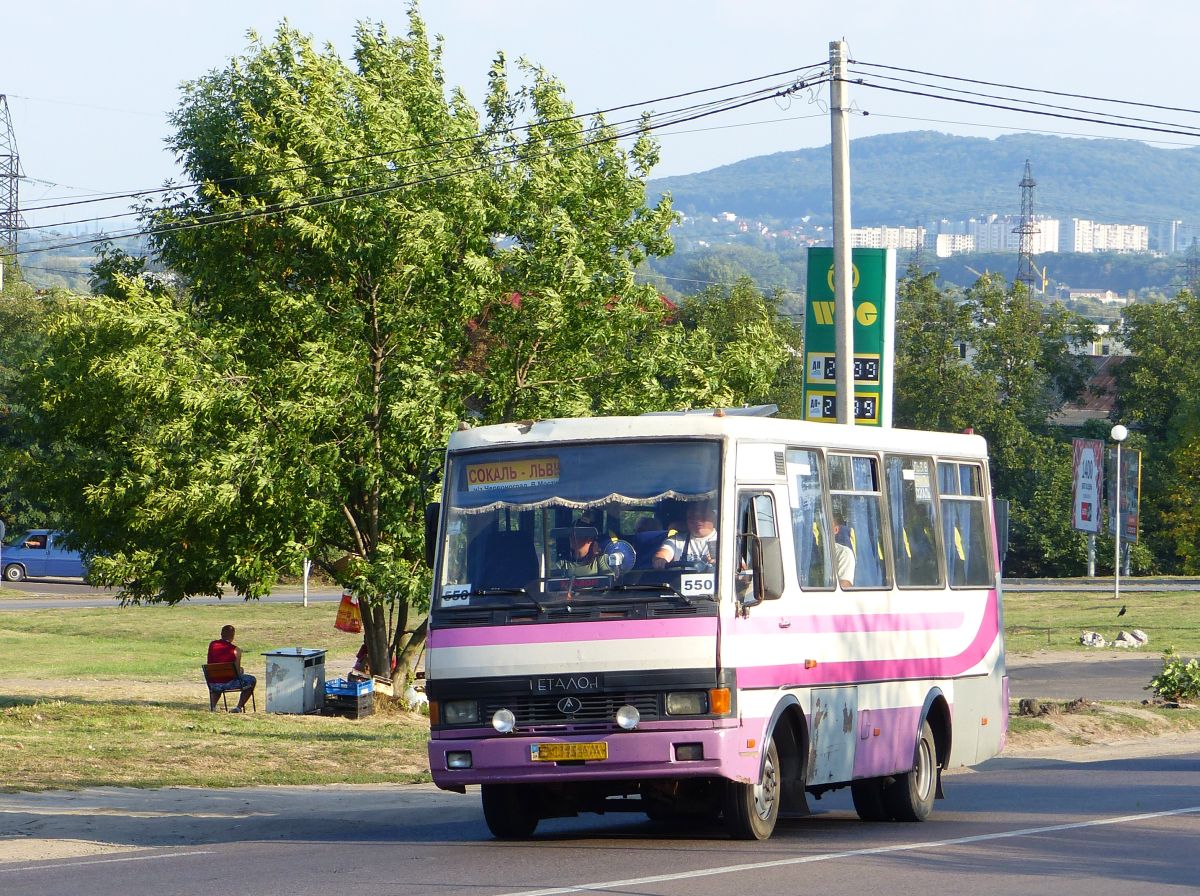 TATA Etalon A079 Bus Zhovkivska Strasse, Lviv, Ukraine 04-09-2016.

TATA Etalon A079 bus Zhovkivska straat, Lviv, Oekrane 04-09-2016.