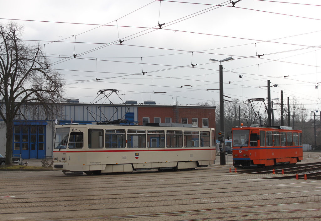 Tatra-Straenbahn vom Typ T6A2(704)und Tatra T6A2 Wagen 551 waren am 04.03.2016 auf dem Gelnde der Rostocker Straenbahn AG abgestellt.
