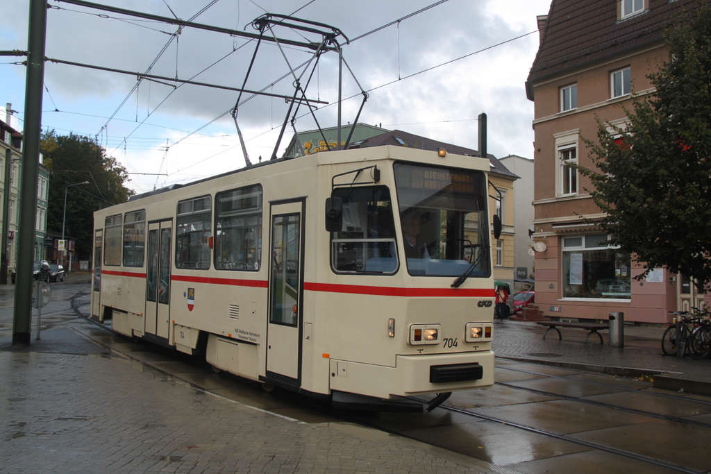 Tatra T6 A2(704)stand am 20.09.2015 bei norddeutschem Schmuddelwetter am Doberaner Platz in Rostock.