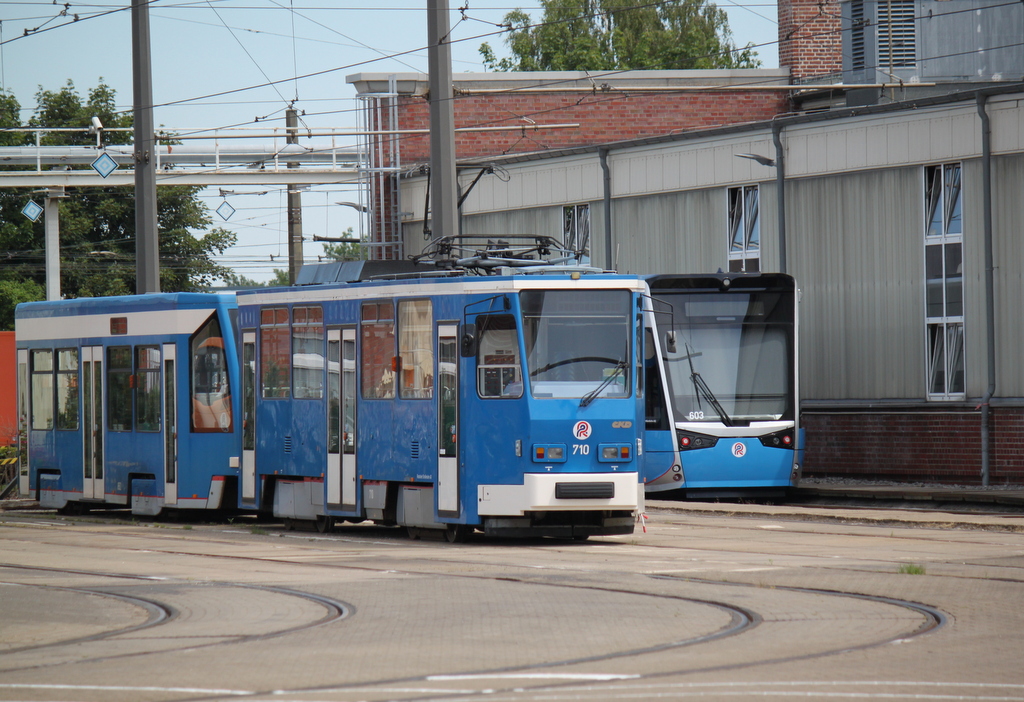 Tatra T6 Wagen 710 stand am Mittag des 03.07.2015 alleine mit 6N2 Wagen 603 auf dem Hof der Rostocker Straenbahn AG.